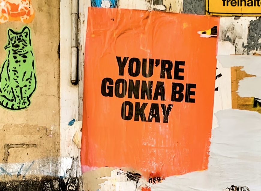 Un cartello arancione dice: You're gonna be okay. Foto di Carrier_lost per Unsplash